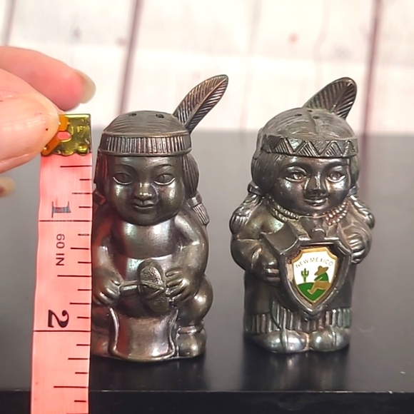 Vintage 90s Japan Metal Native American Indian Couple Salt & Pepper Shakers NM - Picture 14 of 16